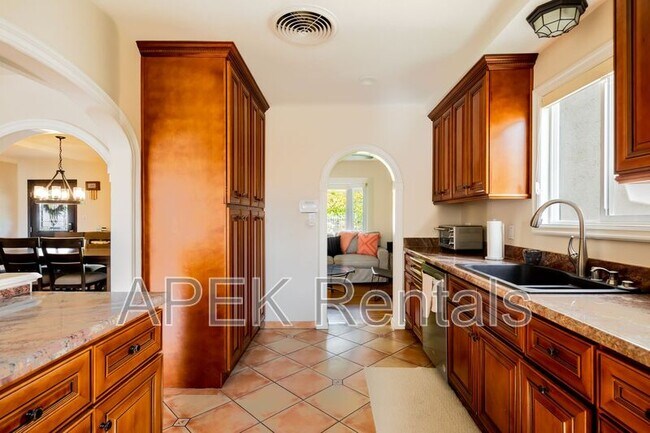 Building Photo - 477 E Vía Colusa