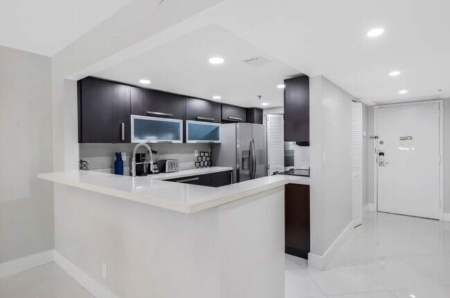 Building Photo - 1717 N Bayshore Dr