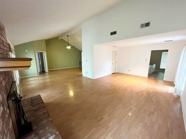 Building Photo - 3BR SFR with Island Kitchen and 2-Car Garage in Lexington Woods