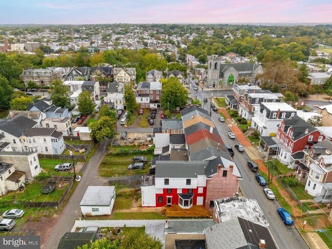 Building Photo - 32 E Elm St