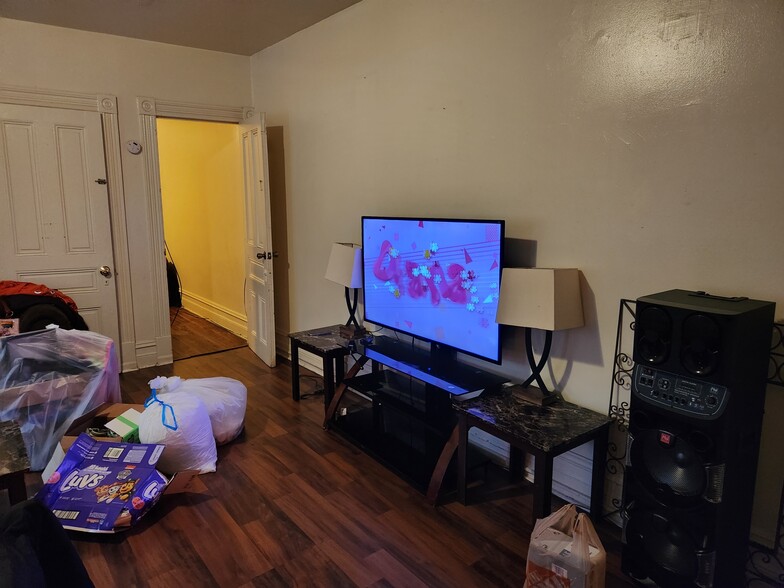 Livingroom - 226 Clymer St