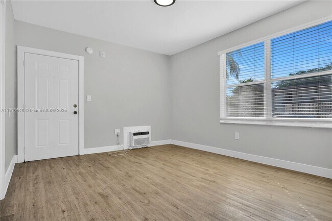 Building Photo - 1315 NE Miami Ct