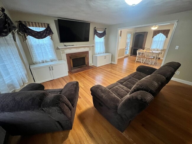 Building Photo - Beautiful, Single Family Colonial for Rent in Springfield!