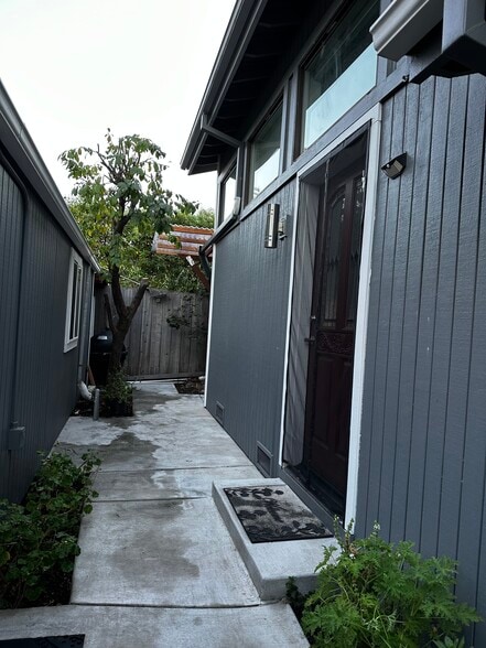 Building Photo - 928 Los Robles Ave
