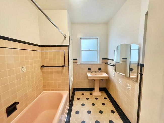 Building Photo - Westwood Park - Stunning 4BR+ / 2 BA Home ...