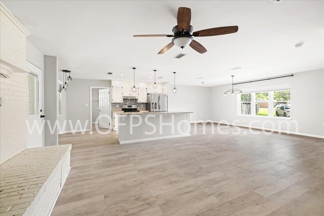 Building Photo - 1112 Coral Dr