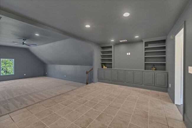 Building Photo - Luxury 4BR Home with River Views & Entertainer’s Bonus Room