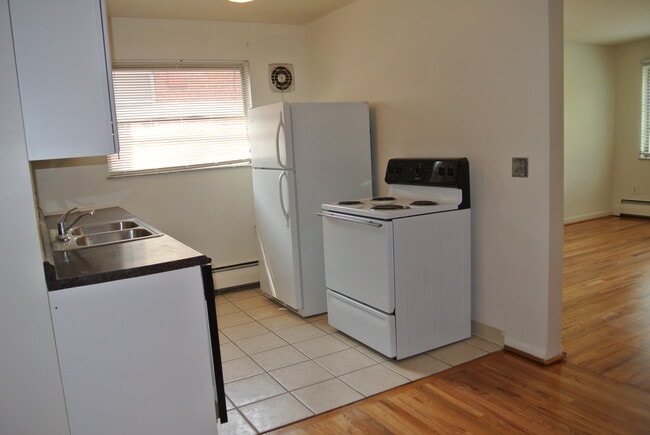 kitchen from dining/desk area - 2935 Linwood Ave