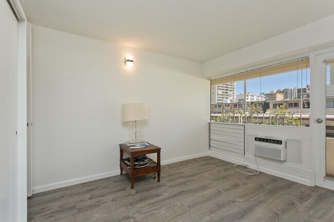 Building Photo - Waikiki 2 BD 1 Gated PRK w/ Washer/Dryer in Unit