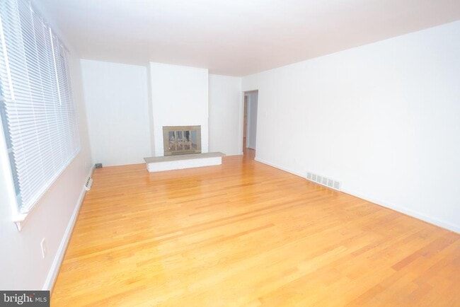 Building Photo - 203 Girard Rd N