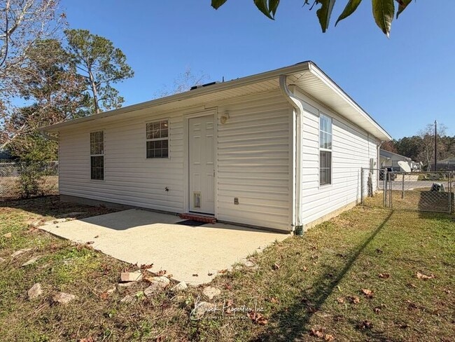 Building Photo - 501 Ashwood Ln