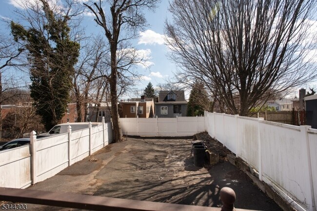 Building Photo - 109 Maple Ave