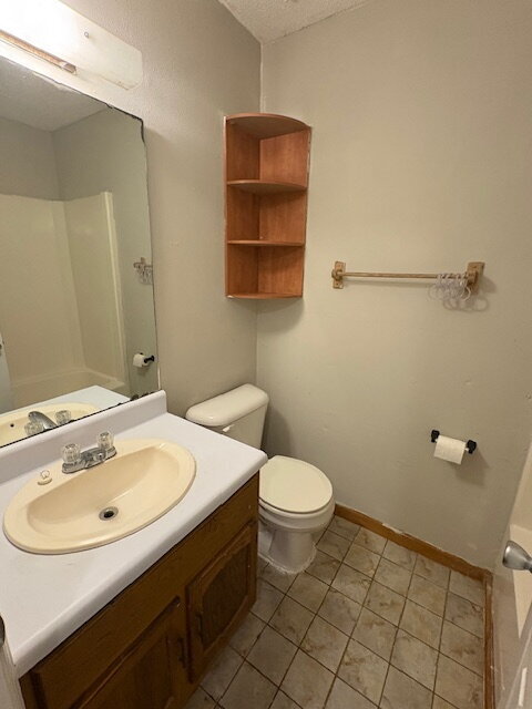 Building Photo - "Charming 3-Bedroom Townhouse with 2.5 Bat...