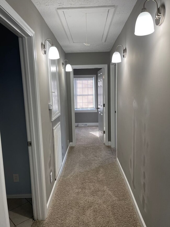 Building Photo - Huge home with bonus room and fenced in ba...