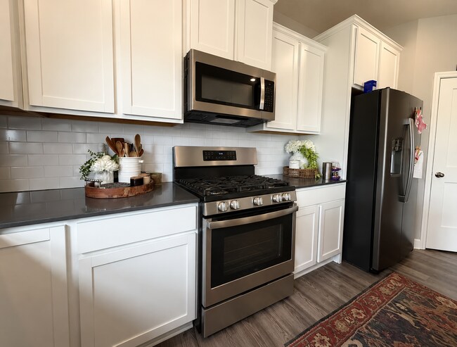 Building Photo - Gorgeous 4BR/2.5BA Rogers Home Available 8/1!