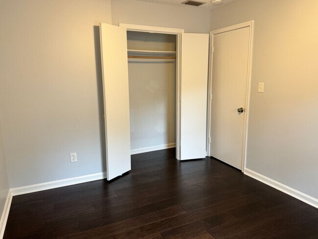 Building Photo - 3 Bedroom, 2.5 Bathroom Townhouse in Greensboro, NC!