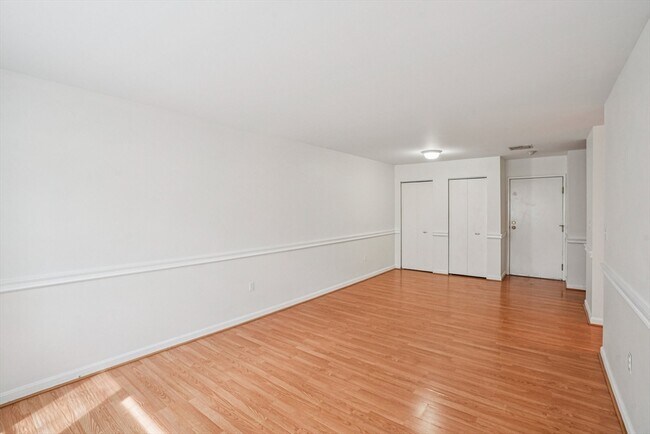 Building Photo - 35 Des Moines Rd