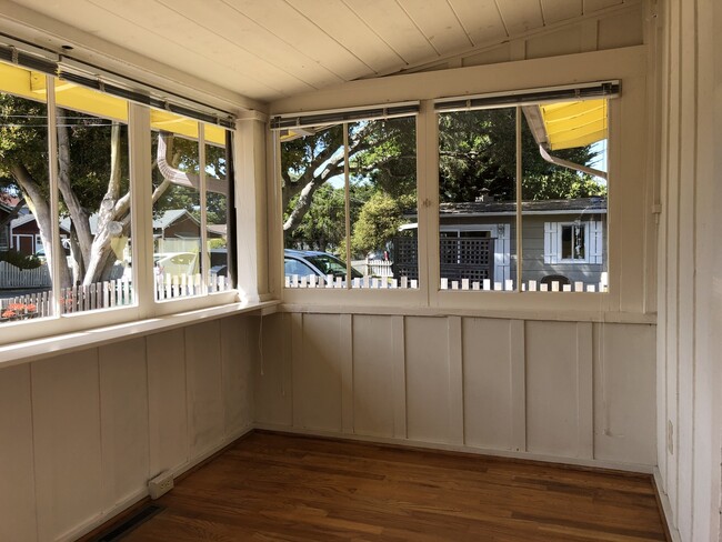 Building Photo - Adorable Two Bedroom in Pacific Grove!