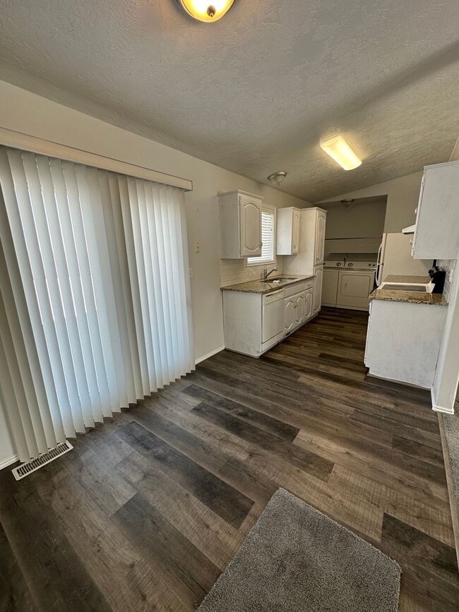 Building Photo - THIS IS A LEASE TAKEOVER, PLEASE CONTACT THE CURRENT TENANT, TANNER @ 801-688-4161 - Cute 3 Bed 1...