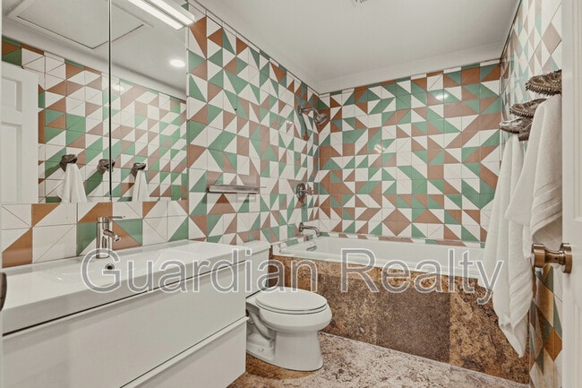 Building Photo - 3007 La Mesa Dr