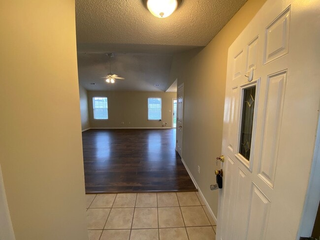 Building Photo - 3BR/2BA with neighborhood pool included!