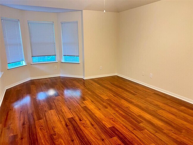 Building Photo - 42 W Foxbriar Forest Cir