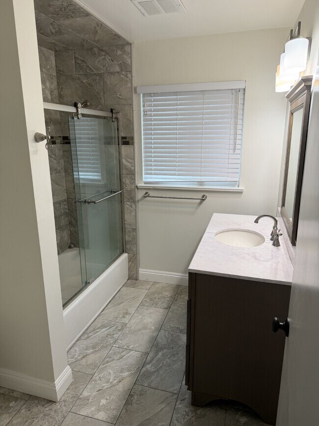 Building Photo - Bright, Beautiful & Fully Updated 3-Bed, 2-Bath Home with Modern Finishes