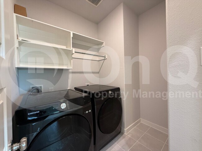 Building Photo - 405 Loganberry Dr