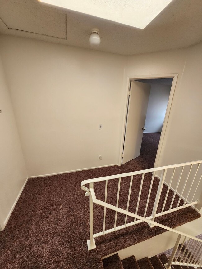 Building Photo - Two-Story condo in Ontario