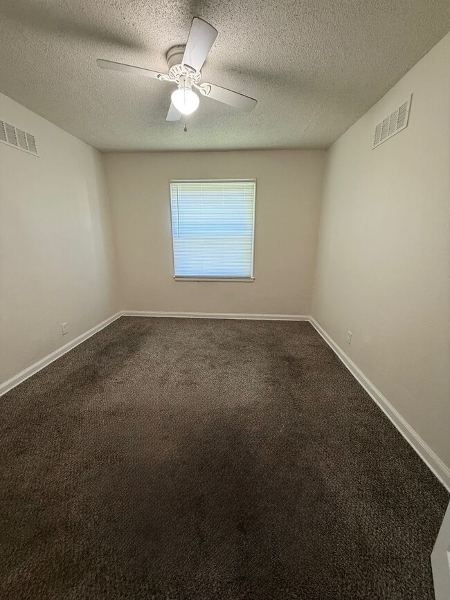 Building Photo - Spacious 2 Bed / 1 Bath Quadplex Near Down...