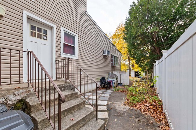 Building Photo - 23 2nd St