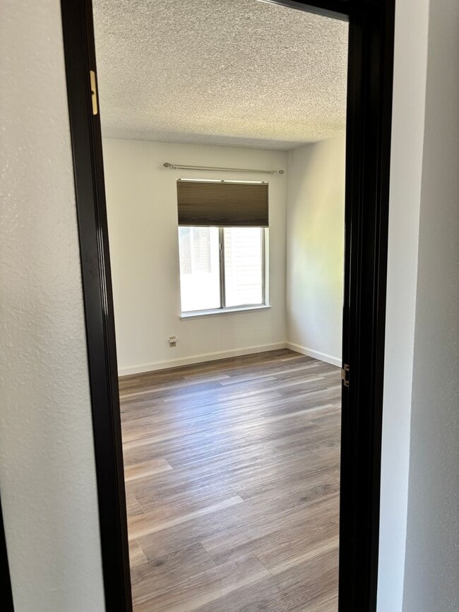 Building Photo - VERY NICE 2 BED/1 BATH 2ND FLOOR CONDO - N...