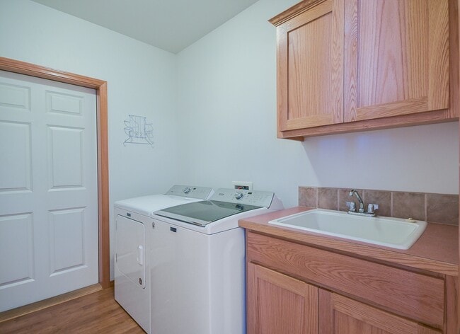 Building Photo - 2 Bed 2 Bath Single-Level Home (55 & over Community) Landscaping Included