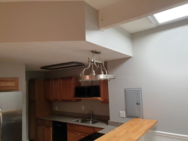 Building Photo - Calling all dog lovers! 1 Bedroom Condo in...