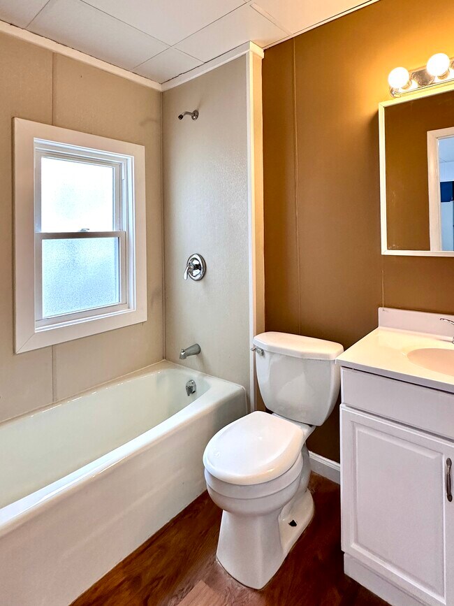 Building Photo - 810 W 2nd St