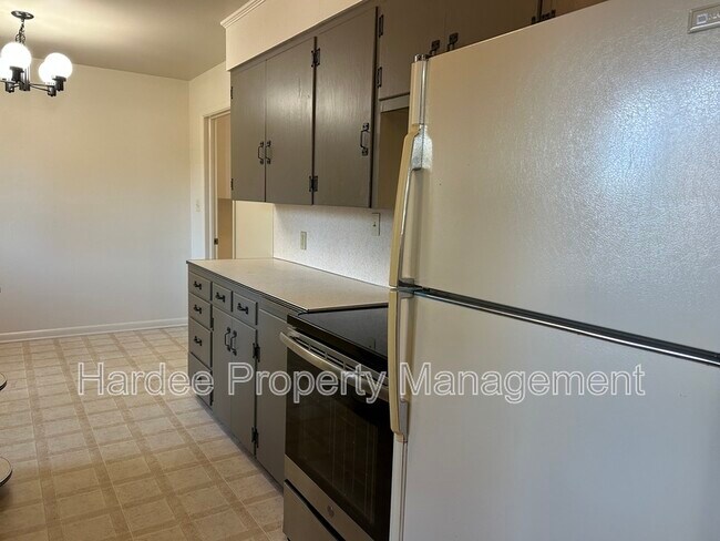 Building Photo - 1835 Broadmoor Dr