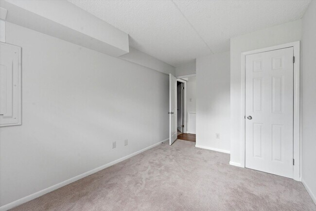 Building Photo - 2 Bedroom 1 Bathroom first floor Goshen Valley flat!