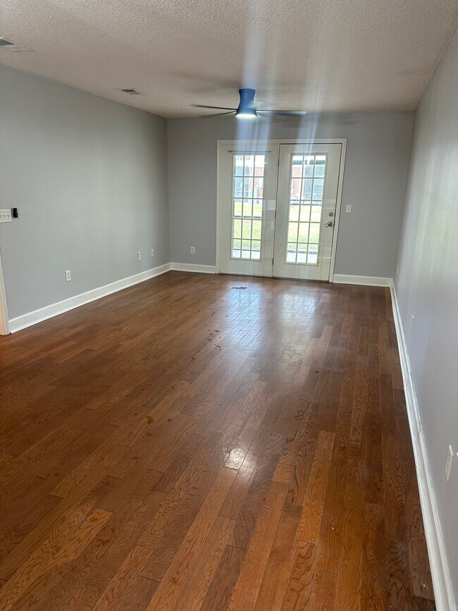 Building Photo - 104 Camellia Ct