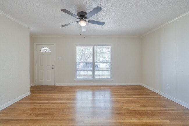 Building Photo - Beautiful Tech Terrace Home! Full of Chara...
