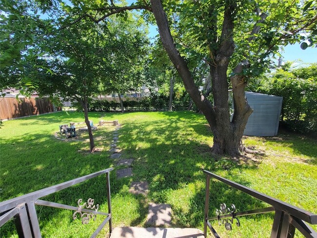 Building Photo - 1220 Lewis Dr