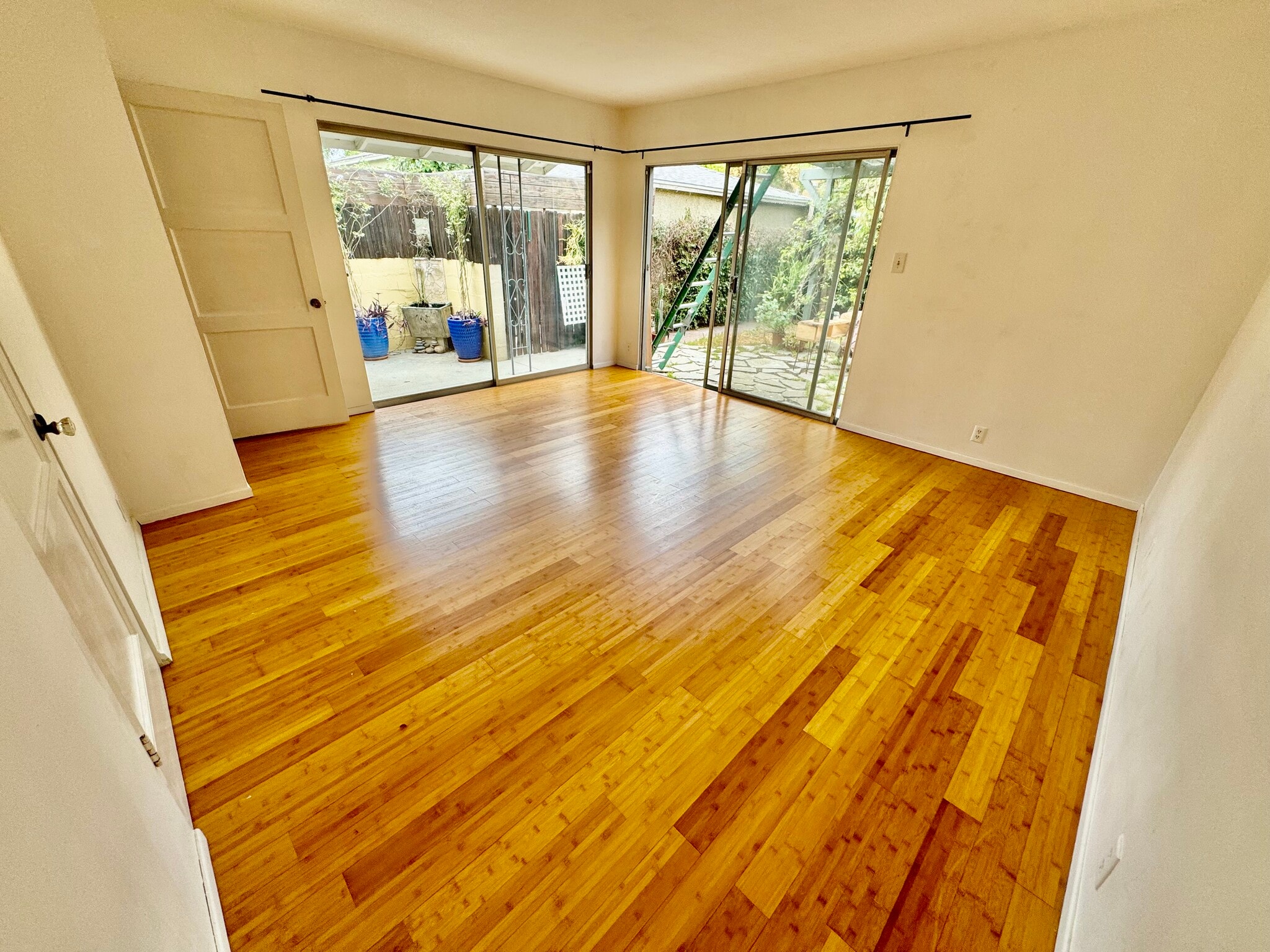 Huge primary bedroom - 3243 Mountain View Ave