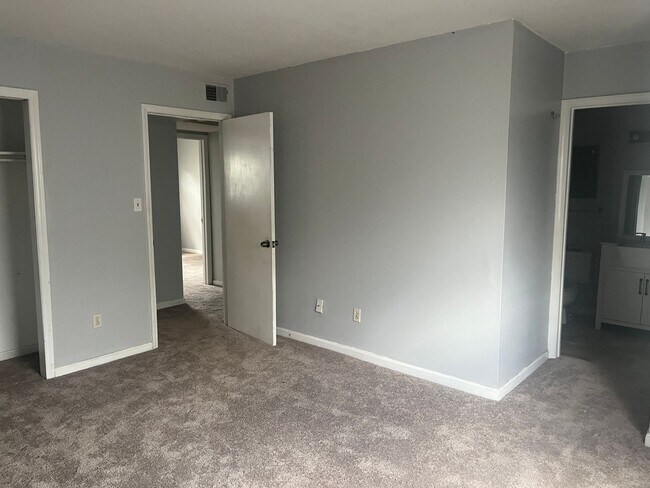 Building Photo - 3 Bed 2.5 Bath Townhome in Charlotte