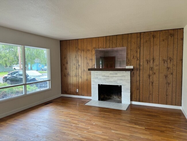 Building Photo - Beautiful 3 bedroom 1.5 bath house with a huge yard!