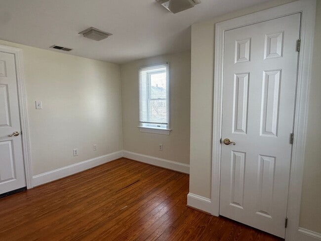 Building Photo - 18 W Whitlock Ave