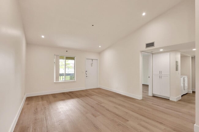 Building Photo - 6299 Chasewood Dr