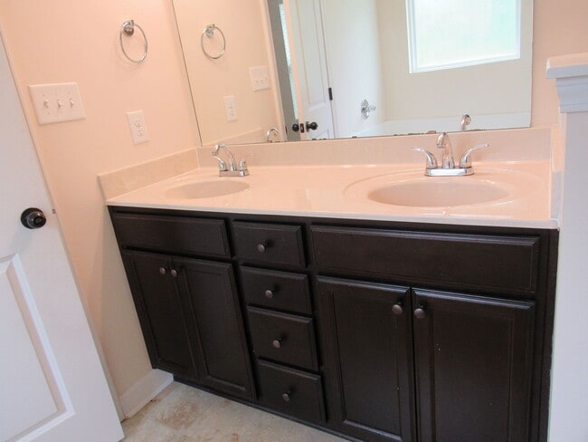 Building Photo - 136 Laredo Dr