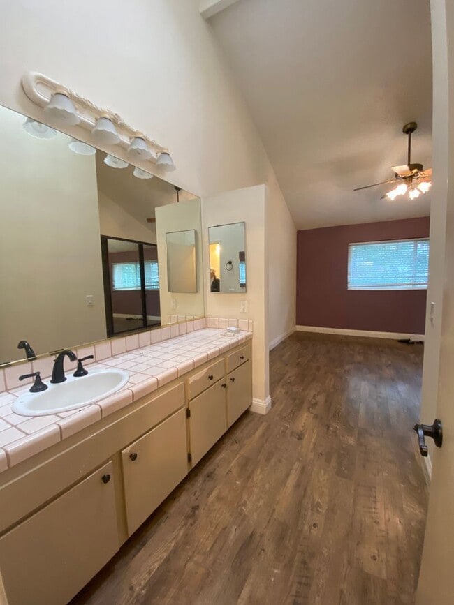 Building Photo - Two Bedroom Condo Close to Orange Circle