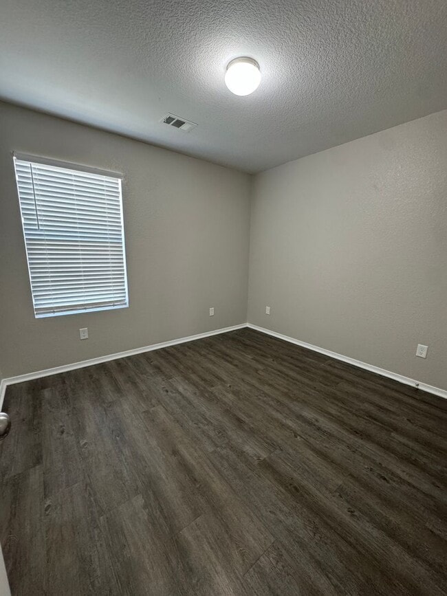 Building Photo - 4 bed / 2 bath Available Now!