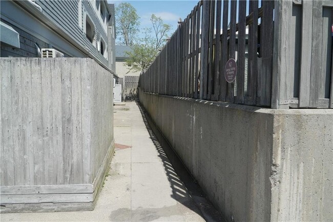Building Photo - 580 Thames St