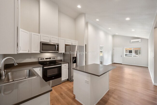 Building Photo - 826 SE 155th Ave